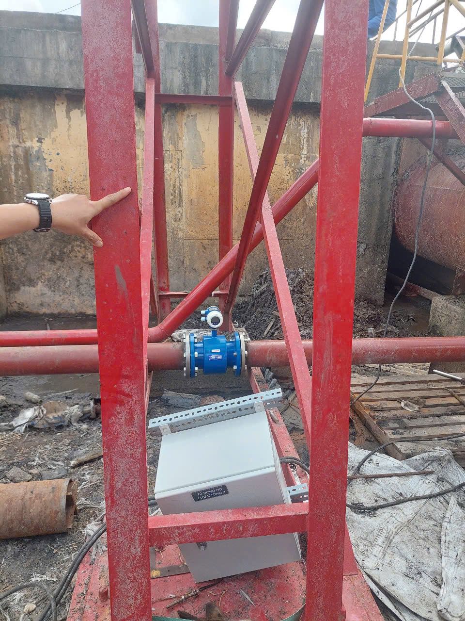 Engineer connecting the device to the Flowmetric platform